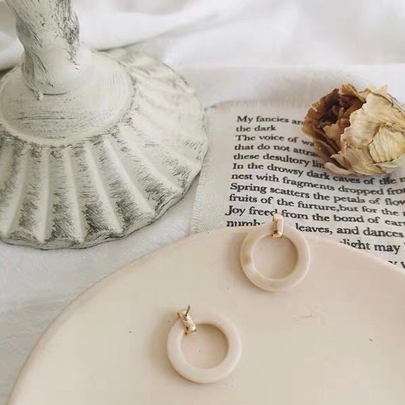 Resin Marble Cream Small Round Hoop Earrings - Picture 4 of 4